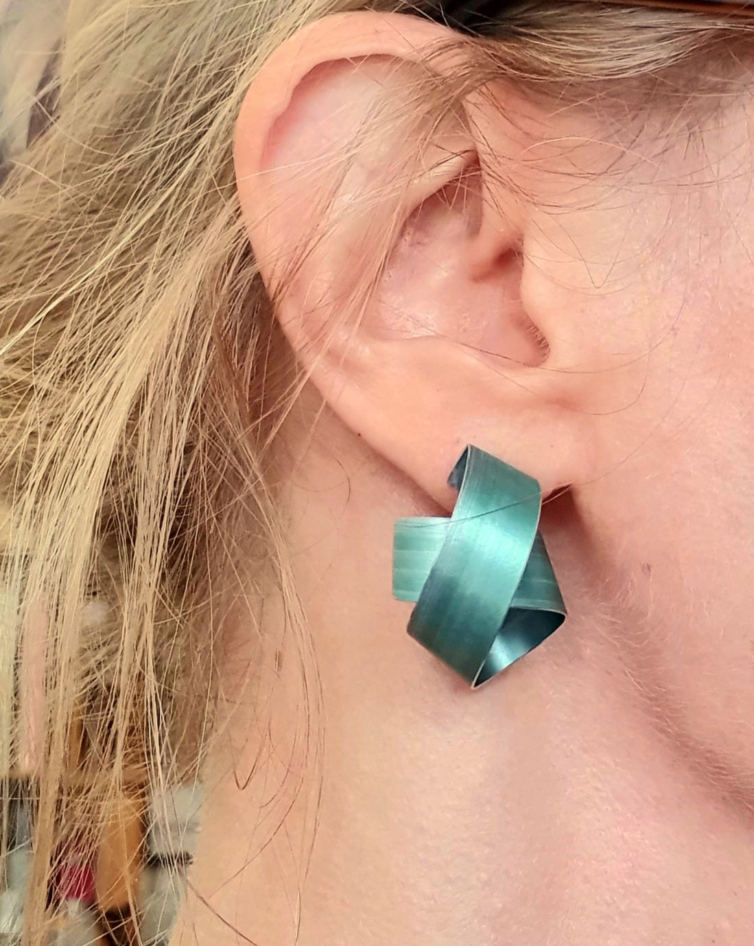 LP24 Wide coil stud earrings