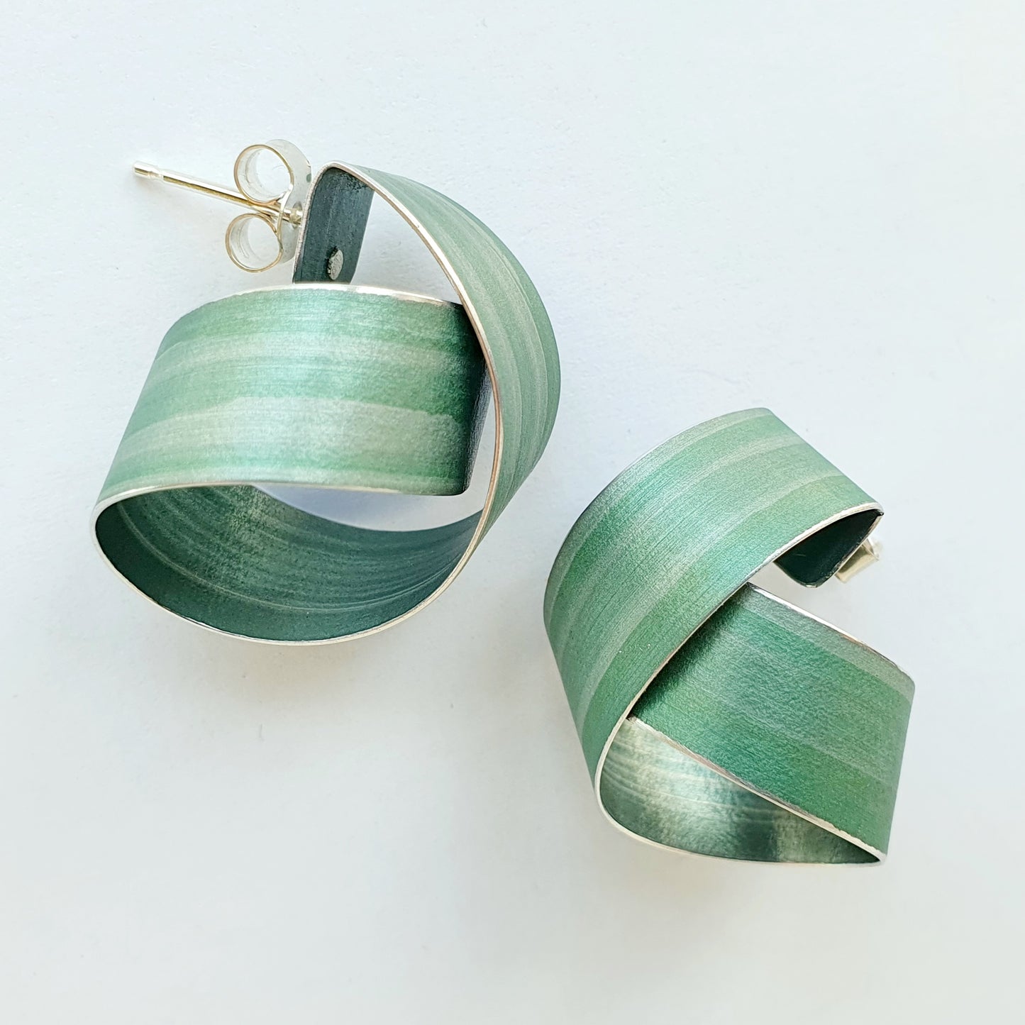 LP24 Wide coil stud earrings