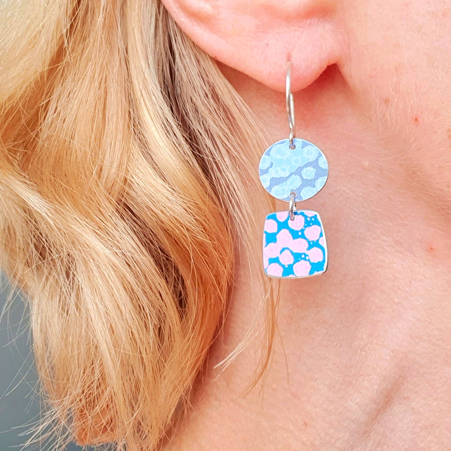 SL15 Oval and square drop earrings in light blue and pink textured spots