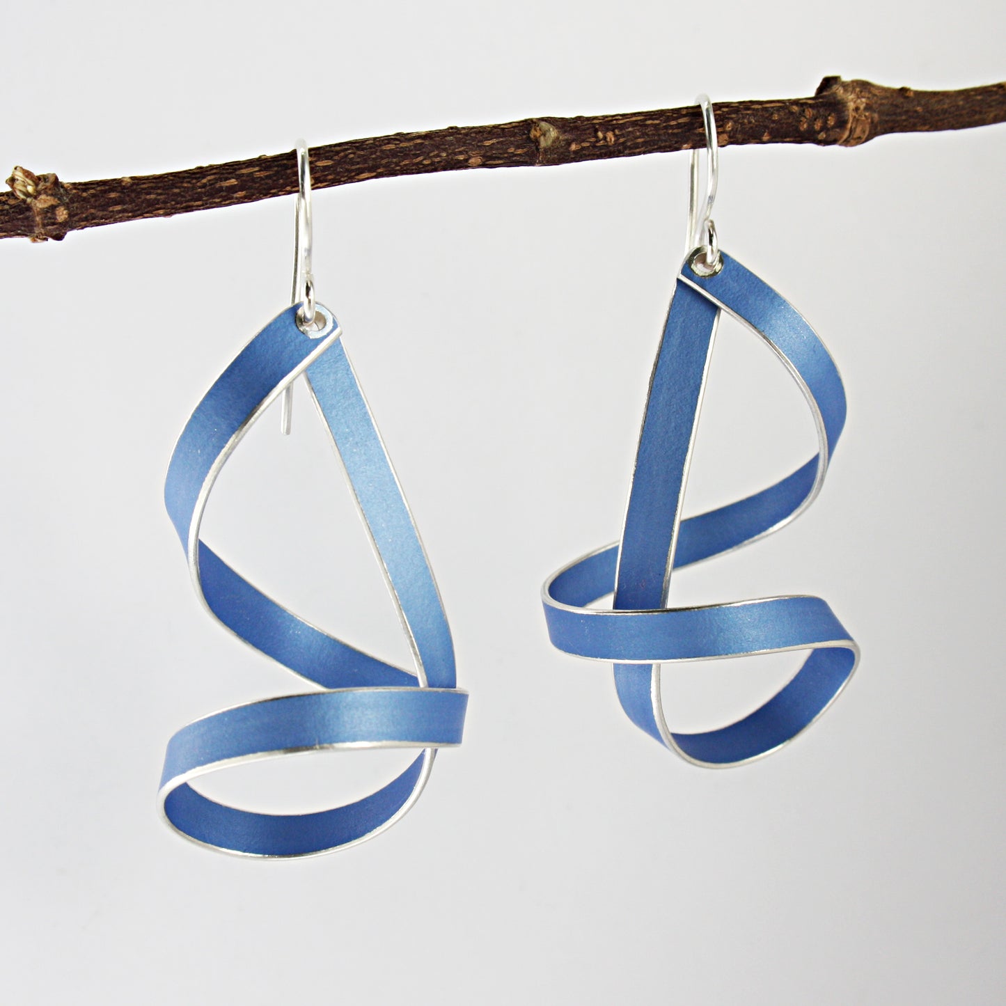 LP19 Short ribbon loopy drop earrings