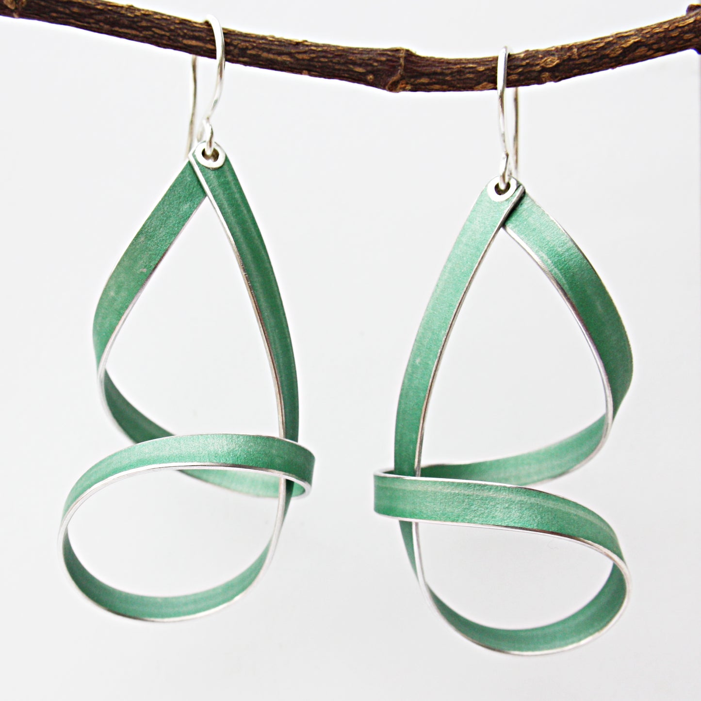 LP19 Short ribbon loopy drop earrings