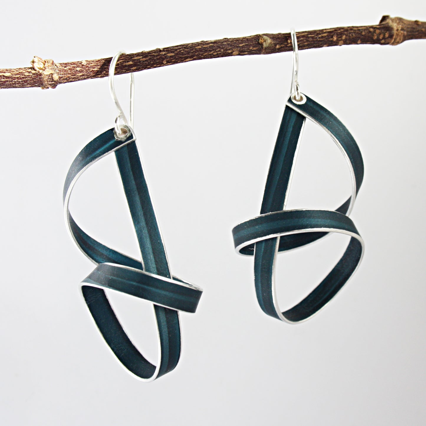 LP19 Short ribbon loopy drop earrings