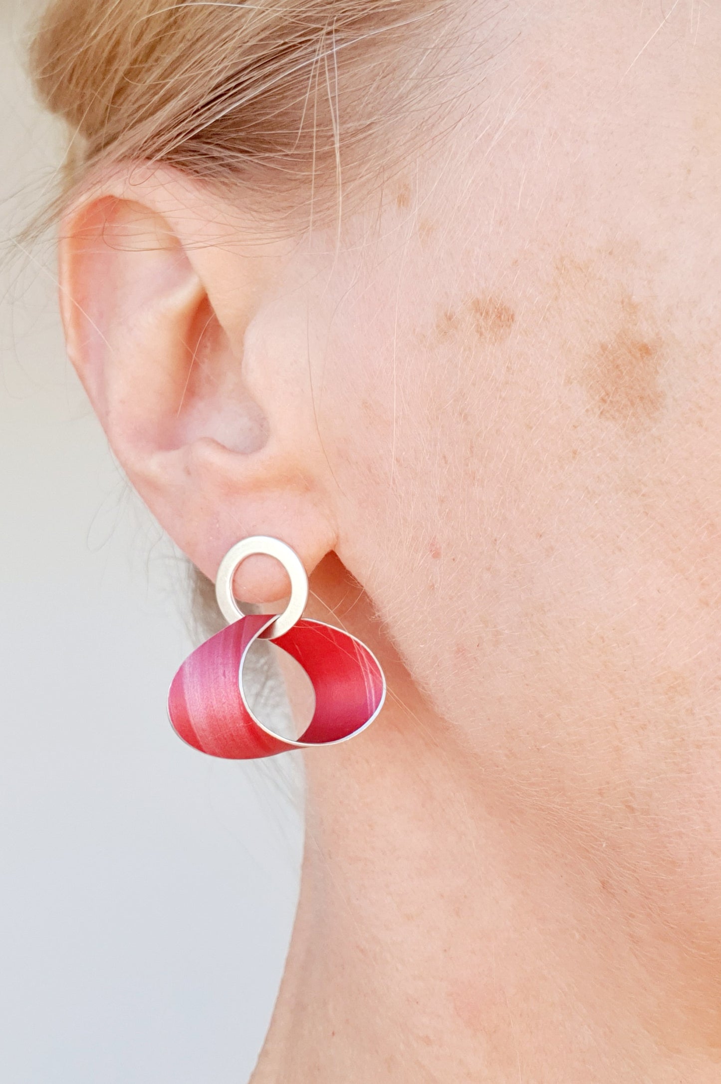 LP18 Silver Hoop Stud Earrings With Twisted Loop