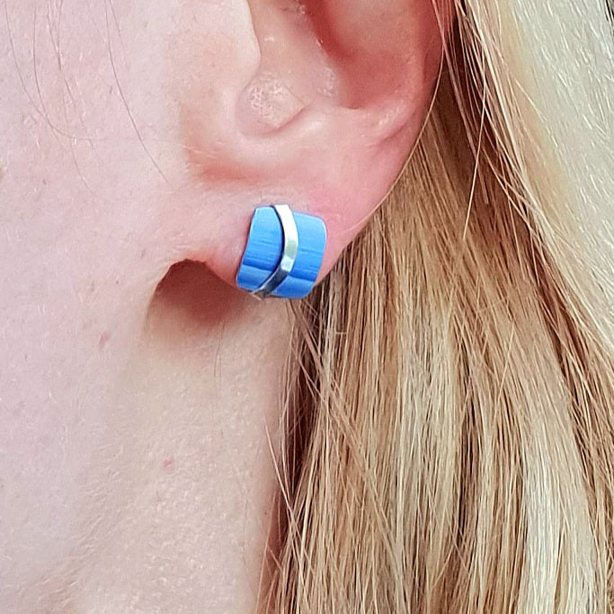 LN1 Square stud earrings with silver curve