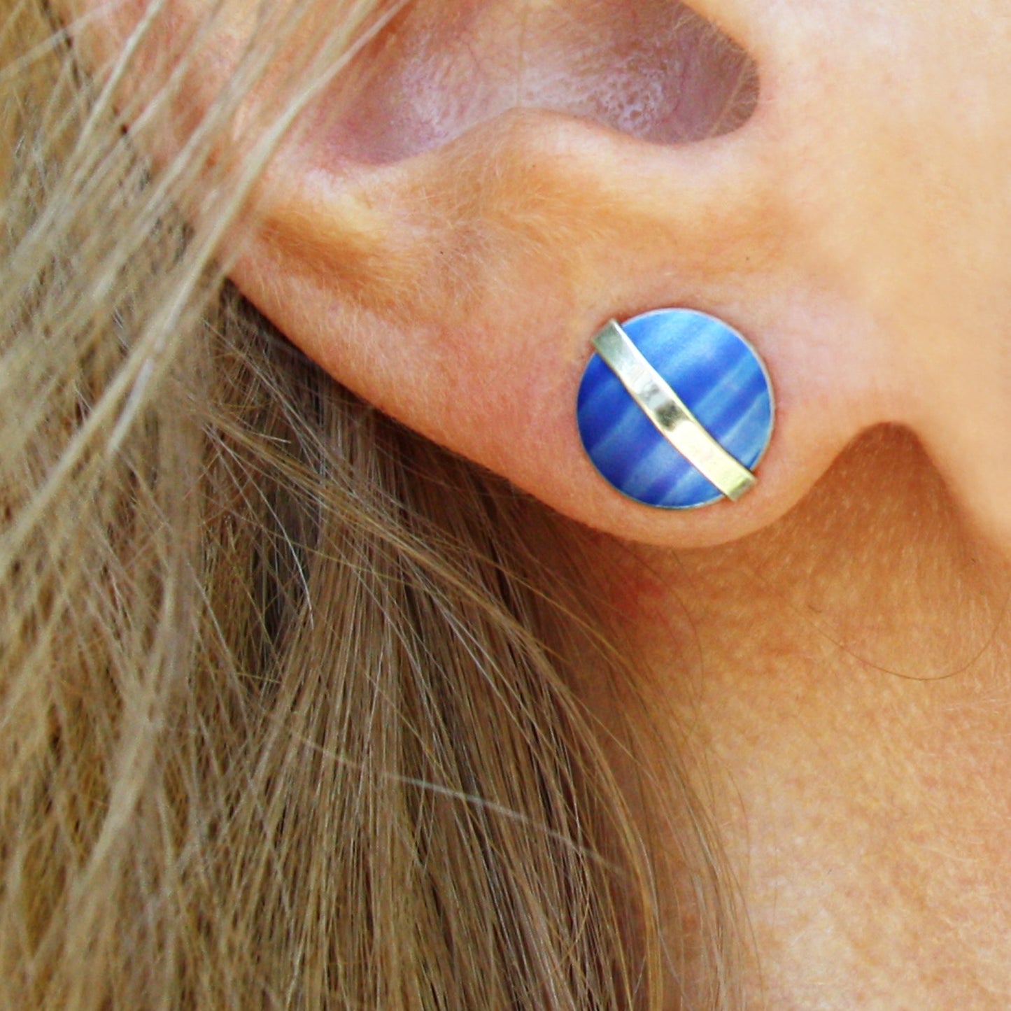 LN4 Dome stud earrings with silver line