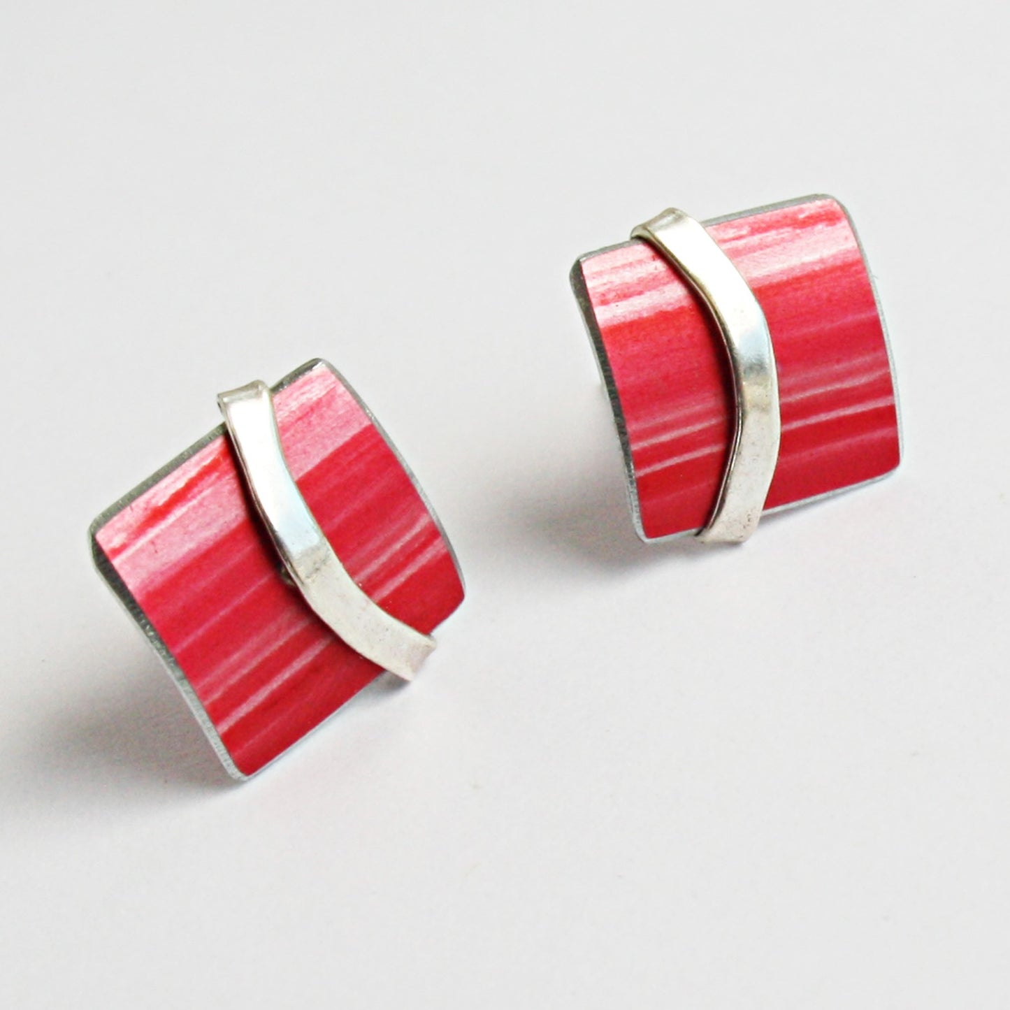 LN1 Square stud earrings with silver curve