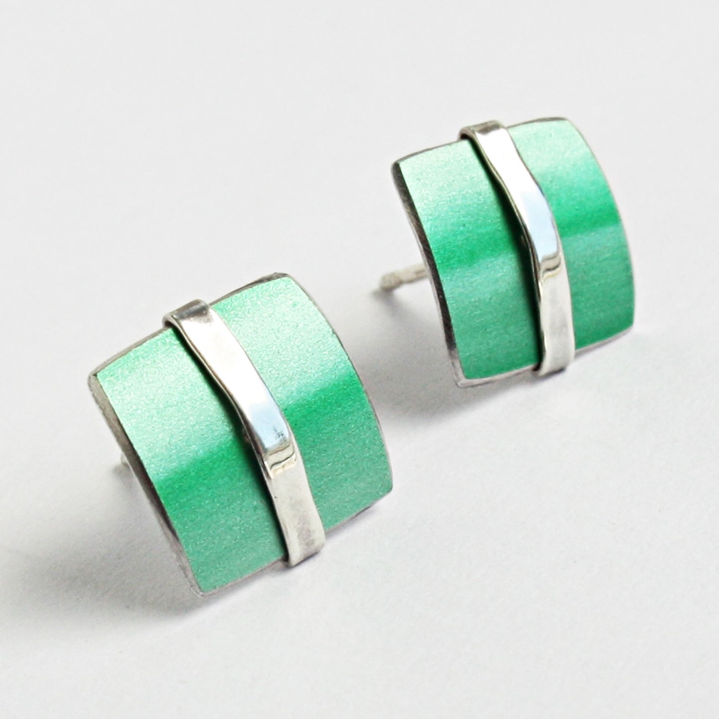 LN2 Little square stud earrings with silver line