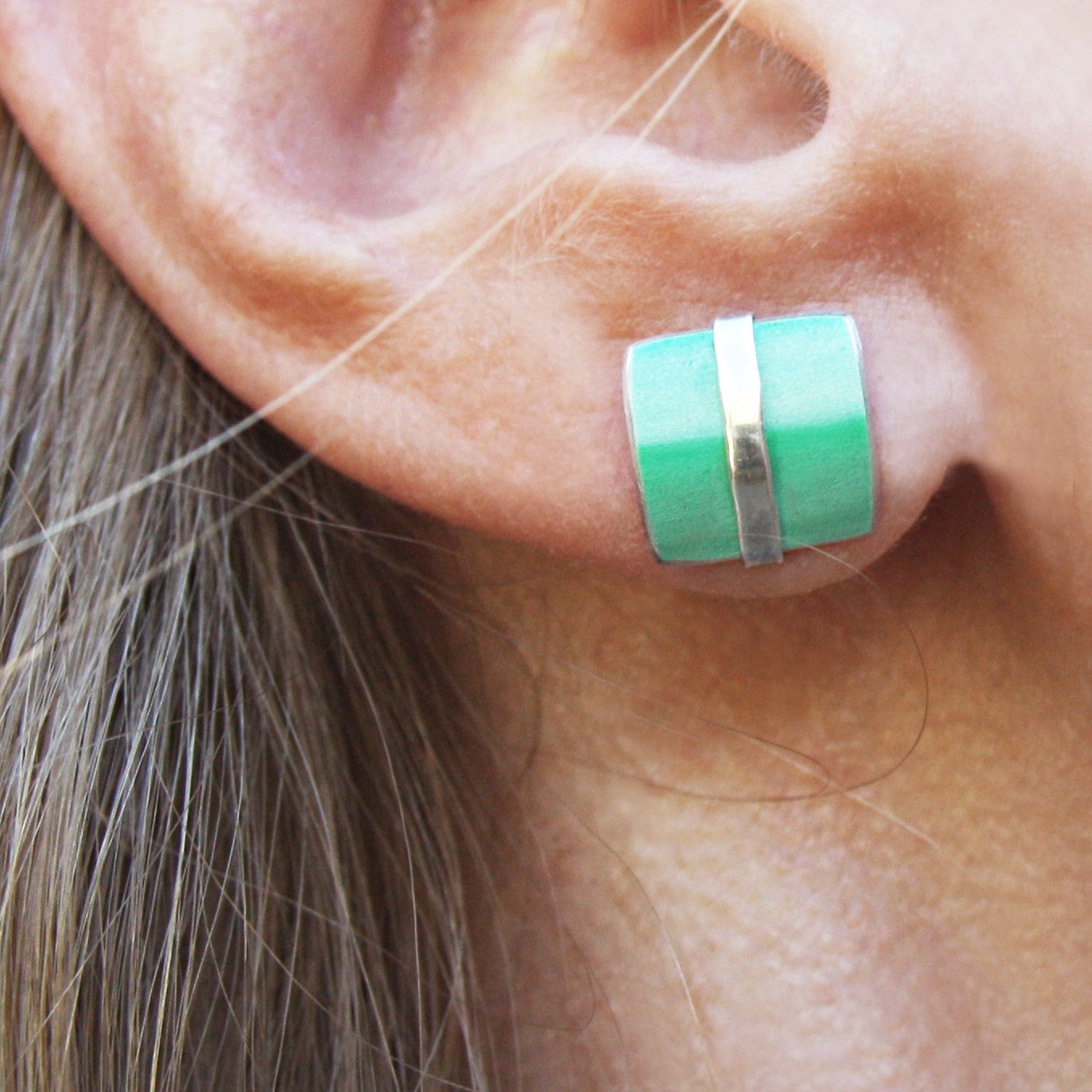 LN2 Little square stud earrings with silver line