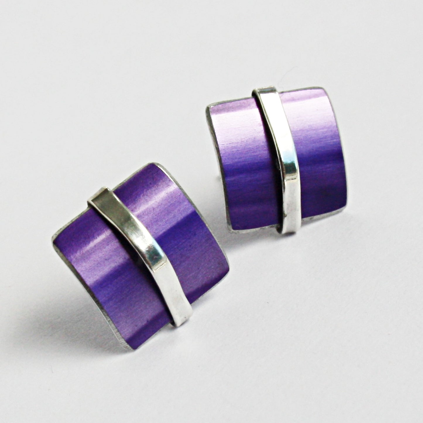 LN2 Little square stud earrings with silver line