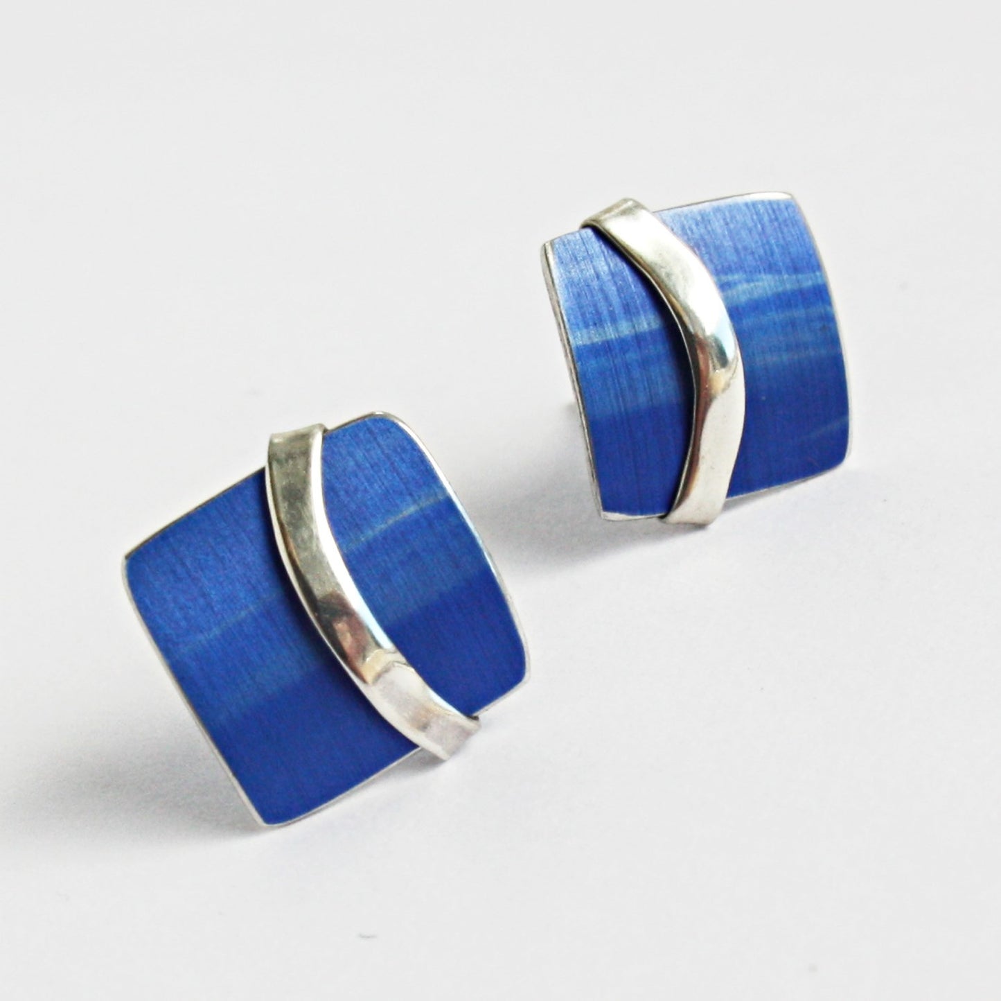 LN1 Square stud earrings with silver curve