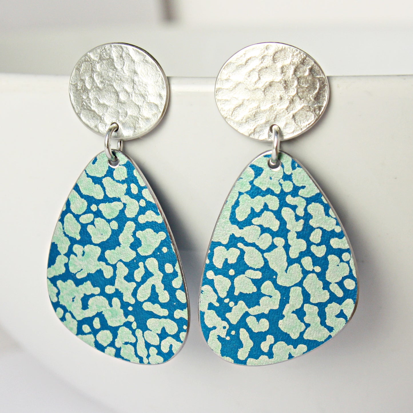 LCH4 Silver oval stud earrings with lichen pattern triangular drop