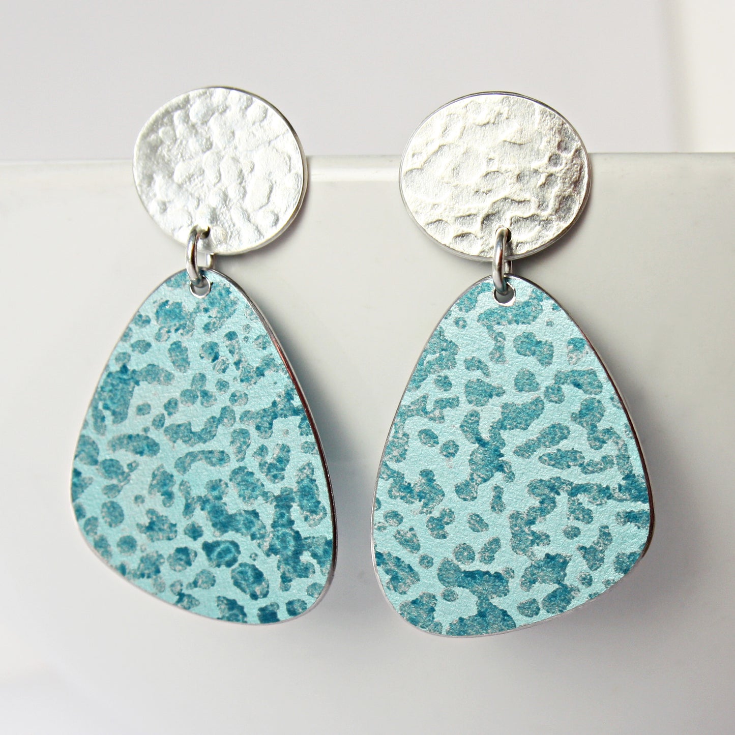 LCH4 Silver oval stud earrings with lichen pattern triangular drop