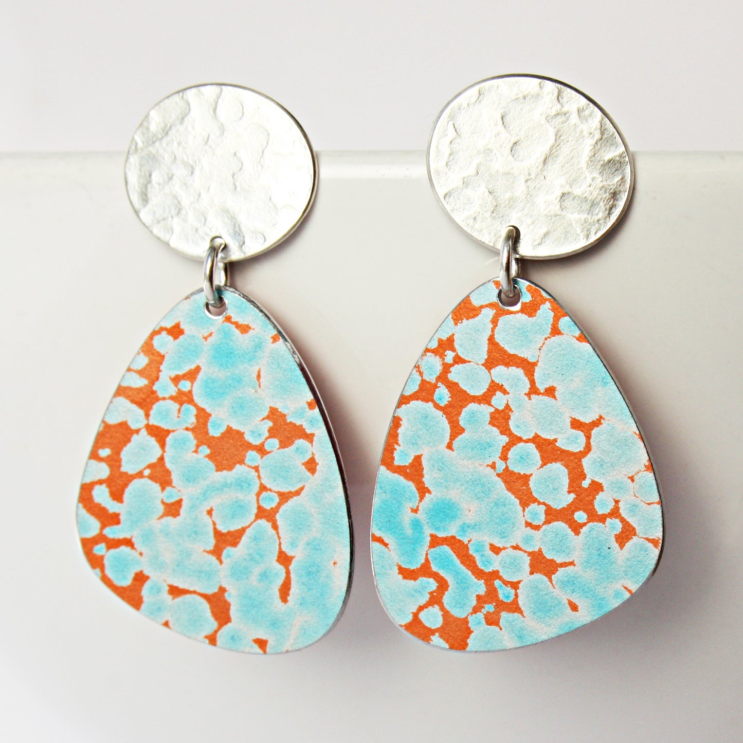 LCH4 Silver oval stud earrings with lichen pattern triangular drop