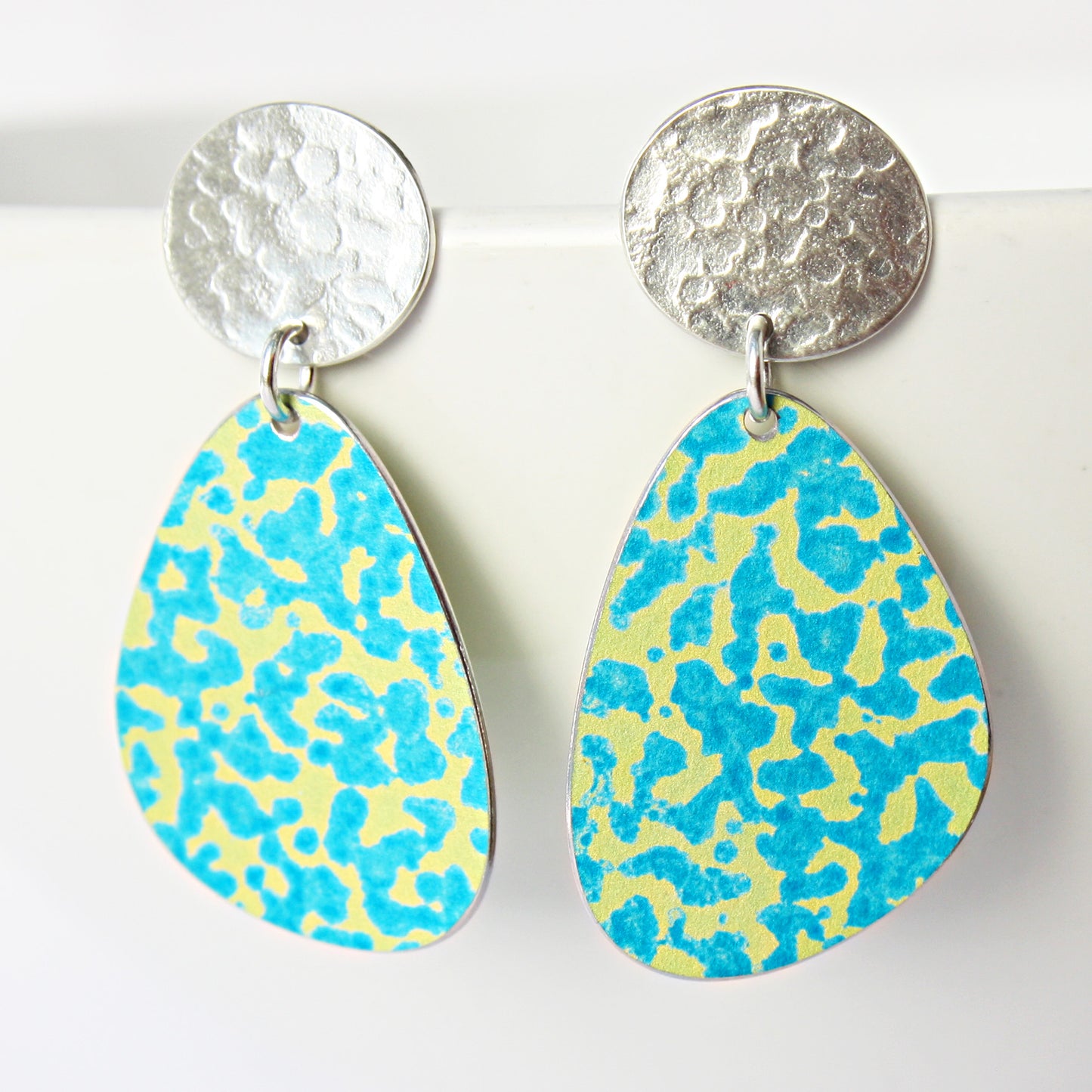 LCH4 Silver oval stud earrings with lichen pattern triangular drop