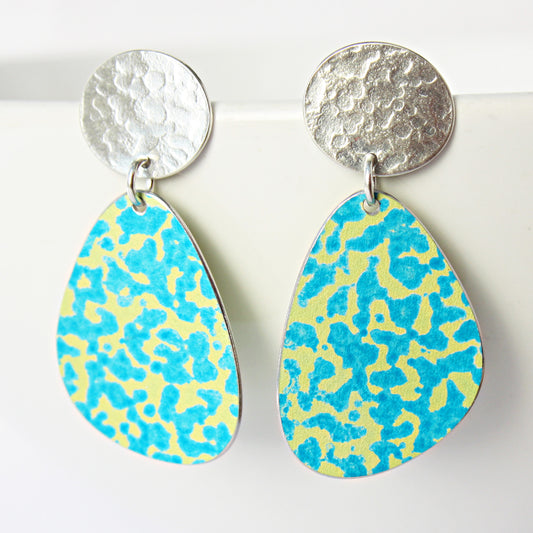 LCH4 Silver oval stud earrings with lichen pattern triangular drop