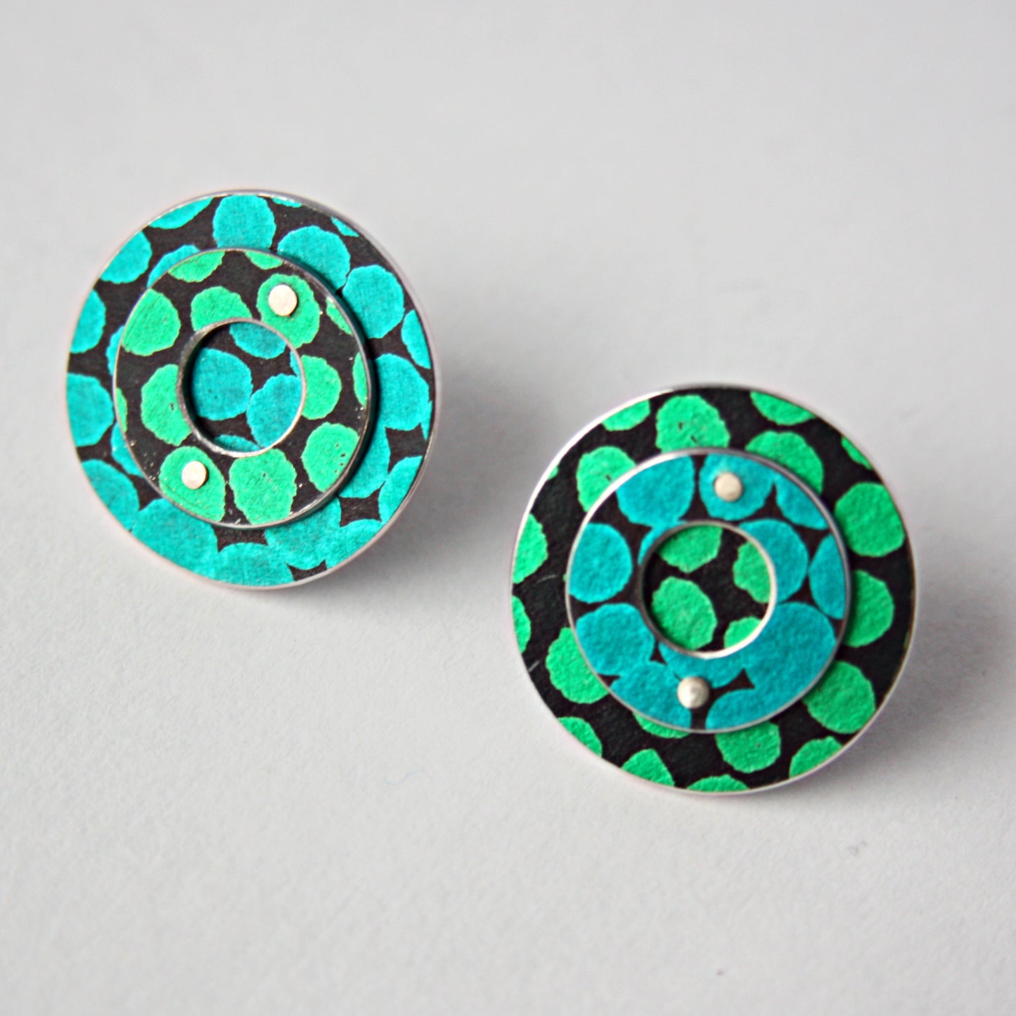 SL46 Green and jade spotty riveted disc earrings