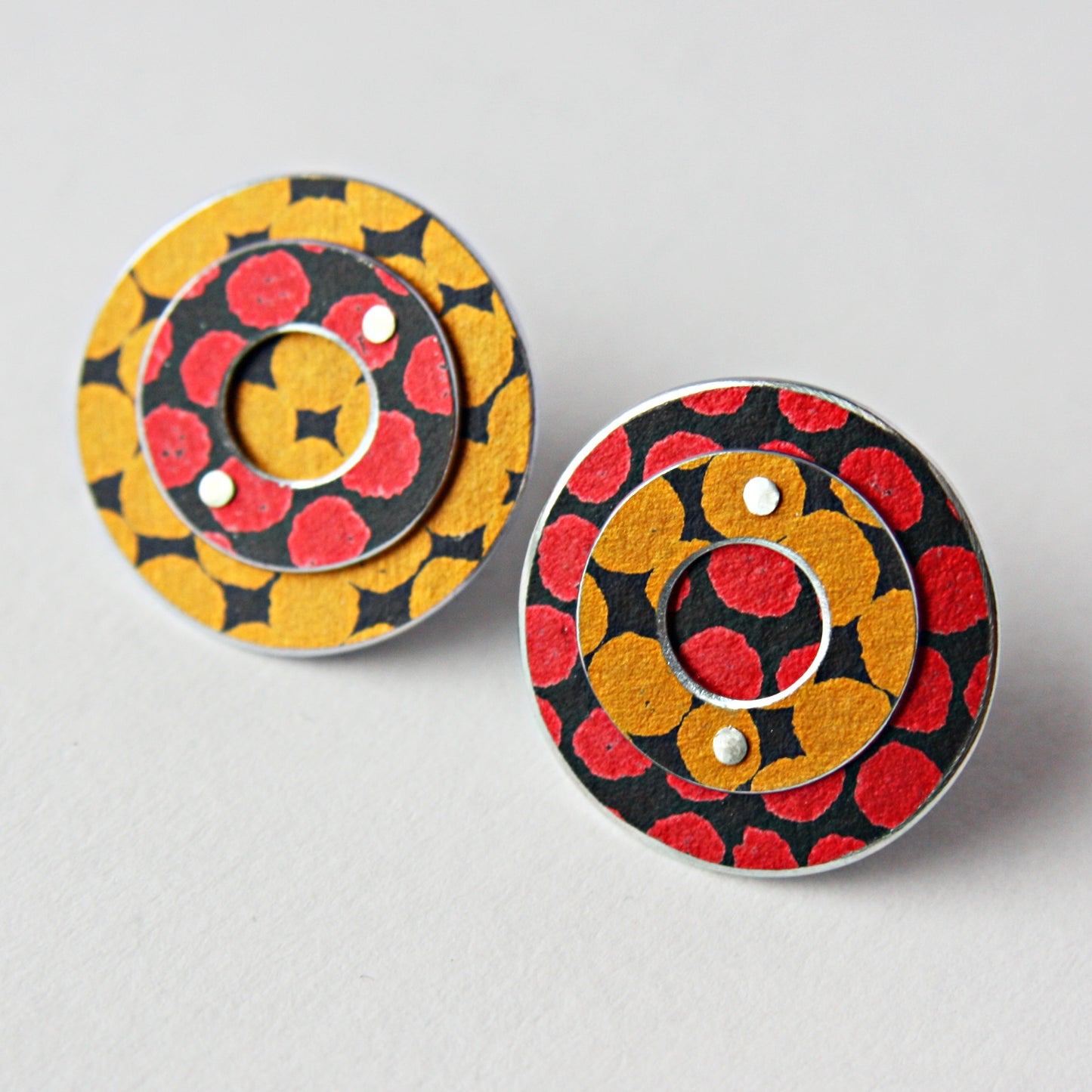 SL47 Orange and red spotty riveted disc stud earrings