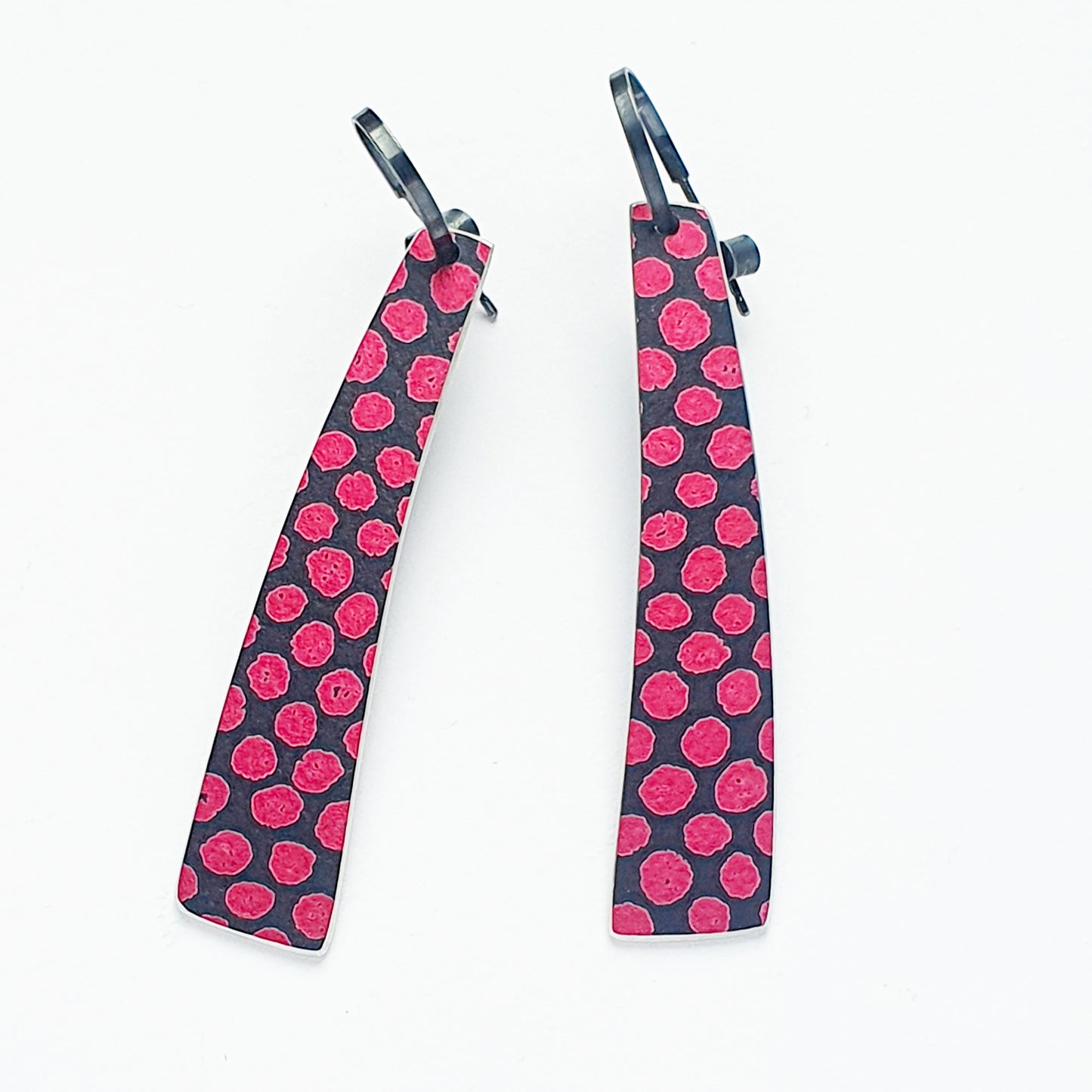 SL22 Long slim pink spotty curved drop earrings