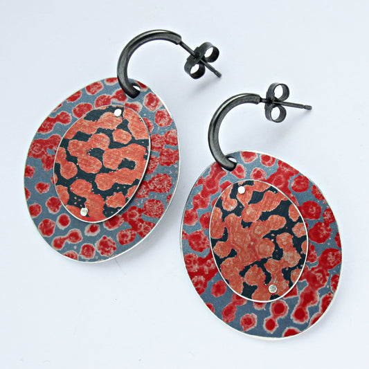 SL51 Large coral/red spotty riveted oval drop earrings