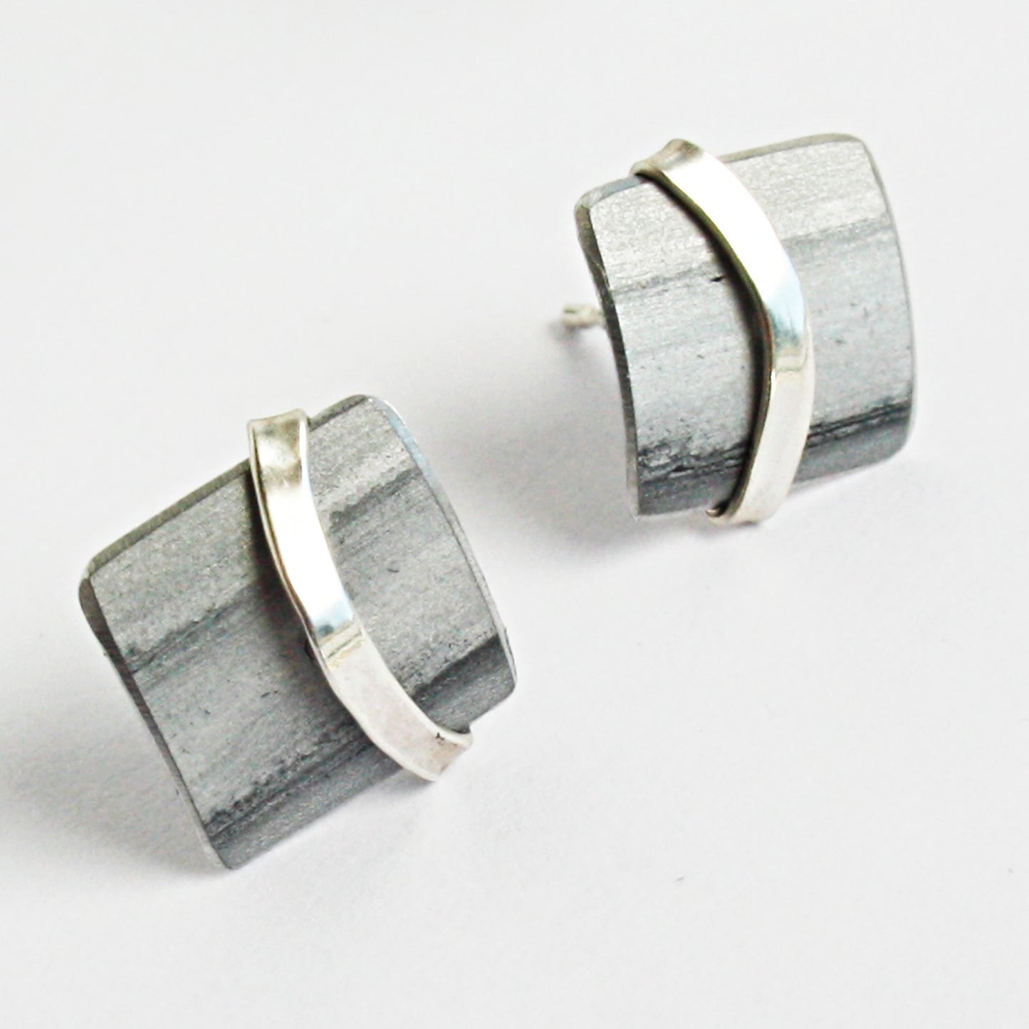 LN1 Square stud earrings with silver curve